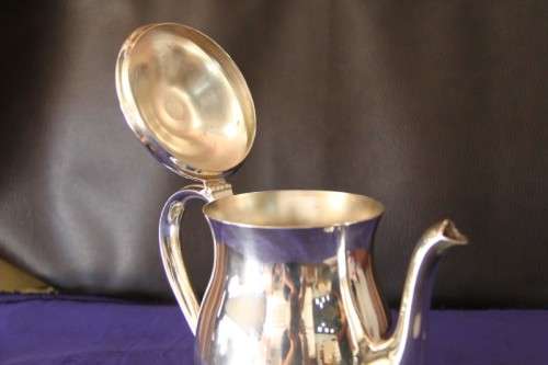 **RS17** A vintage 6-cup silver plated teapot with beautiful ornate knob in remarkable condition
