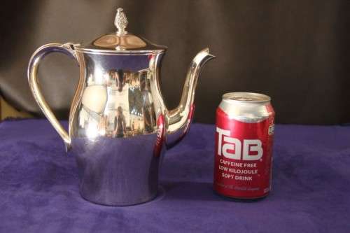 **RS17** A vintage 6-cup silver plated teapot with beautiful ornate knob in remarkable condition