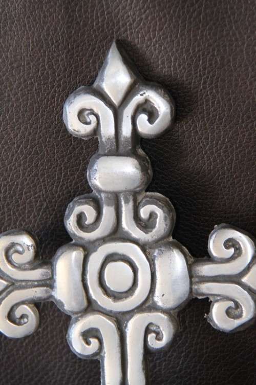 An awesome cast metal cross with stunning ornate detailing in superb condition