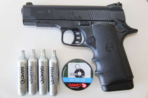 An awesome ''Gamo V-3'' semi-automatic 4.5 calibre air pistol with clip in great condition!!!