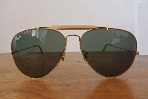 A wonderful pair of vintage authentic Ray Ban aviators in original brown pouch in good condition