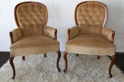 Two incredible vintage button back Queen Anne armchairs in lovely condition - bid/chair