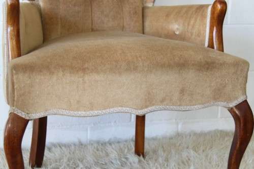 Two incredible vintage button back Queen Anne armchairs in lovely condition - bid/chair