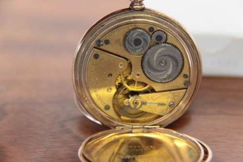 A spectacular Victorian antique (1914) "Elgin" gold plated pocket watch in perfect working condtion