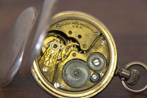 A spectacular Victorian antique (1914) "Elgin" gold plated pocket watch in perfect working condtion