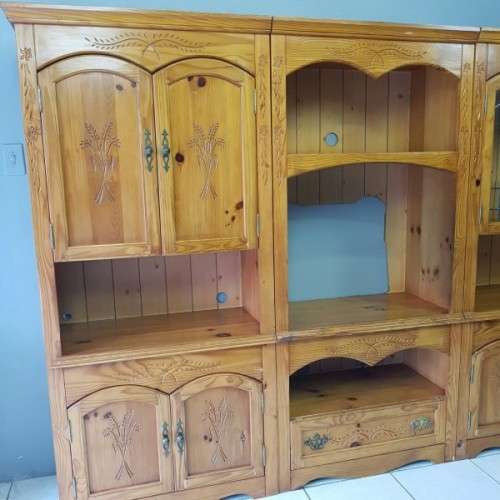 A superb original Bassett Furniture 3-division cabinet w hand-carved detail & lead-glass panes