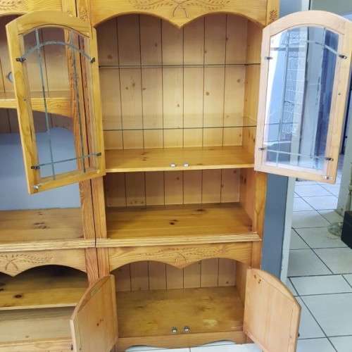 A superb original Bassett Furniture 3-division cabinet w hand-carved detail & lead-glass panes