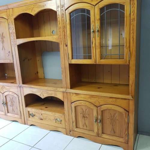 A superb original Bassett Furniture 3-division cabinet w hand-carved detail & lead-glass panes