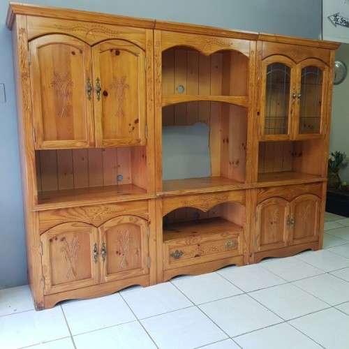 A superb original Bassett Furniture 3-division cabinet w hand-carved detail & lead-glass panes