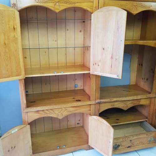 A superb original Bassett Furniture 3-division cabinet w hand-carved detail & lead-glass panes