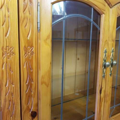 A superb original Bassett Furniture 3-division cabinet w hand-carved detail & lead-glass panes