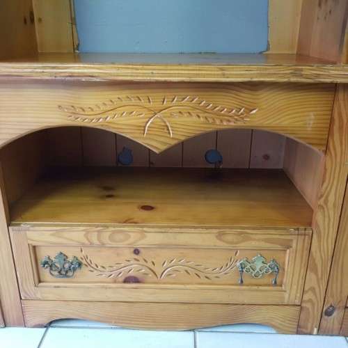 A superb original Bassett Furniture 3-division cabinet w hand-carved detail & lead-glass panes