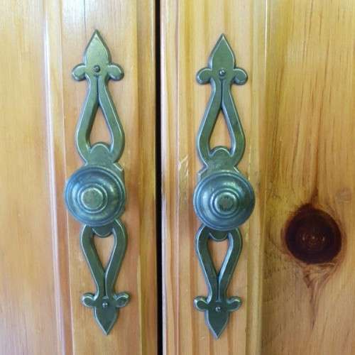 A superb original Bassett Furniture 3-division cabinet w hand-carved detail & lead-glass panes