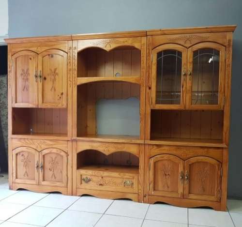 A superb original Bassett Furniture 3-division cabinet w hand-carved detail & lead-glass panes