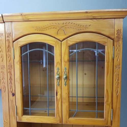 A superb original Bassett Furniture 3-division cabinet w hand-carved detail & lead-glass panes
