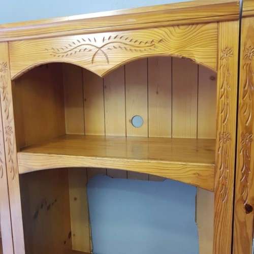 A superb original Bassett Furniture 3-division cabinet w hand-carved detail & lead-glass panes
