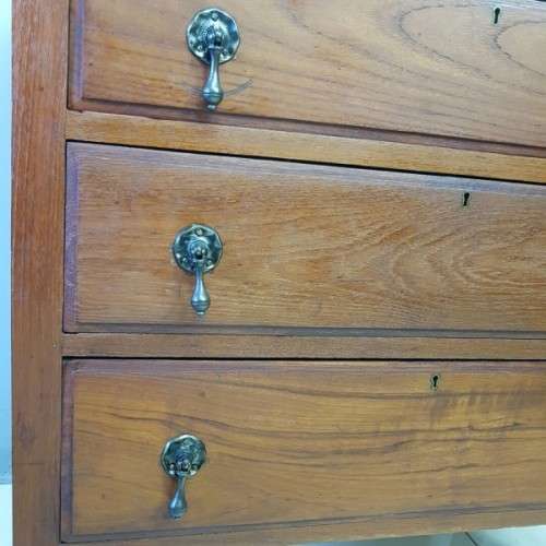 A stunning antique Edwardian Basswood 3-drawer dressing table with a large bevelled glass mirror