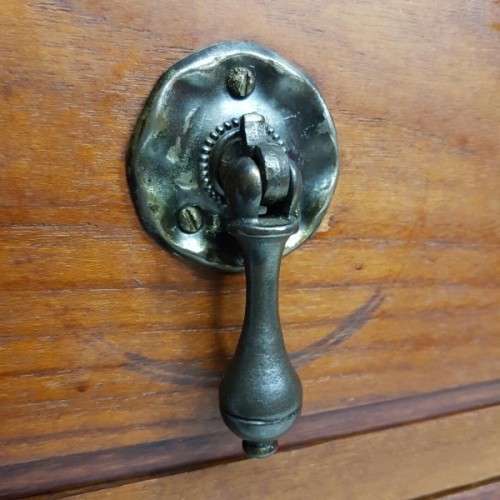 A stunning antique Edwardian Basswood 3-drawer dressing table with a large bevelled glass mirror