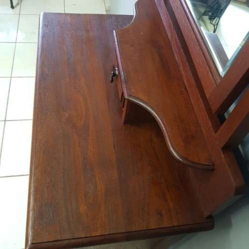 A stunning antique Edwardian Basswood 3-drawer dressing table with a large bevelled glass mirror
