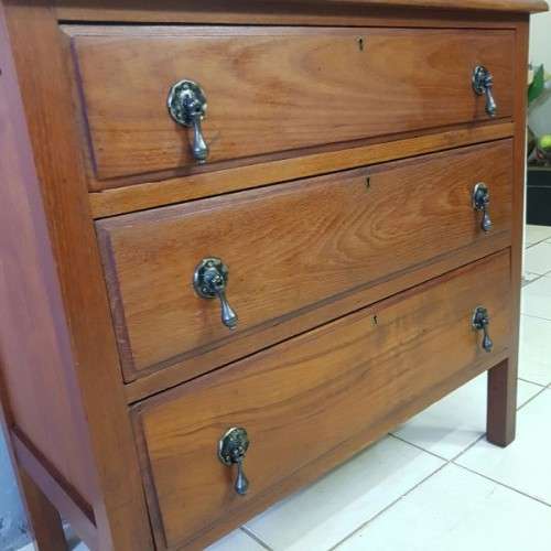A stunning antique Edwardian Basswood 3-drawer dressing table with a large bevelled glass mirror