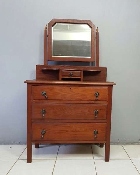 A stunning antique Edwardian Basswood 3-drawer dressing table with a large bevelled glass mirror