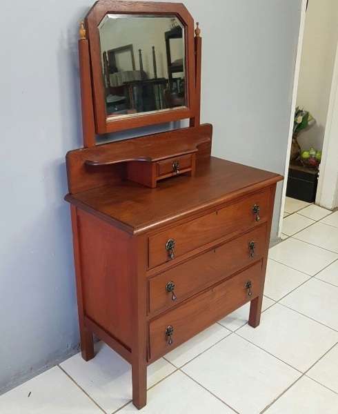 A stunning antique Edwardian Basswood 3-drawer dressing table with a large bevelled glass mirror