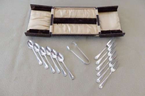 An incredible boxed EPNS silver plated teaspoon & cake fork set w/ sugar tongs in stunning condition