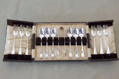 An incredible boxed EPNS silver plated teaspoon & cake fork set w/ sugar tongs in stunning condition