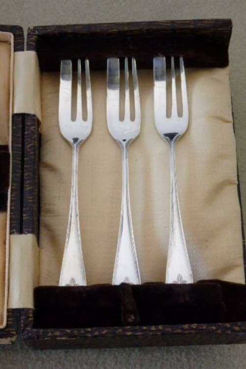 An incredible boxed EPNS silver plated teaspoon & cake fork set w/ sugar tongs in stunning condition