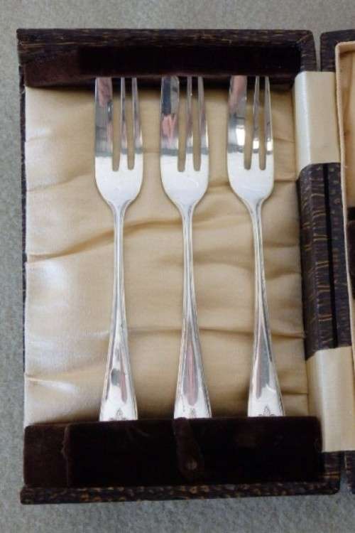 An incredible boxed EPNS silver plated teaspoon & cake fork set w/ sugar tongs in stunning condition