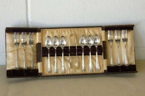 An incredible boxed EPNS silver plated teaspoon & cake fork set w/ sugar tongs in stunning condition