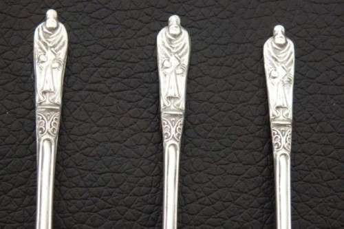 A superb boxed set of six English made EPNS silver plated "Apostle" teaspoons in stunning condition