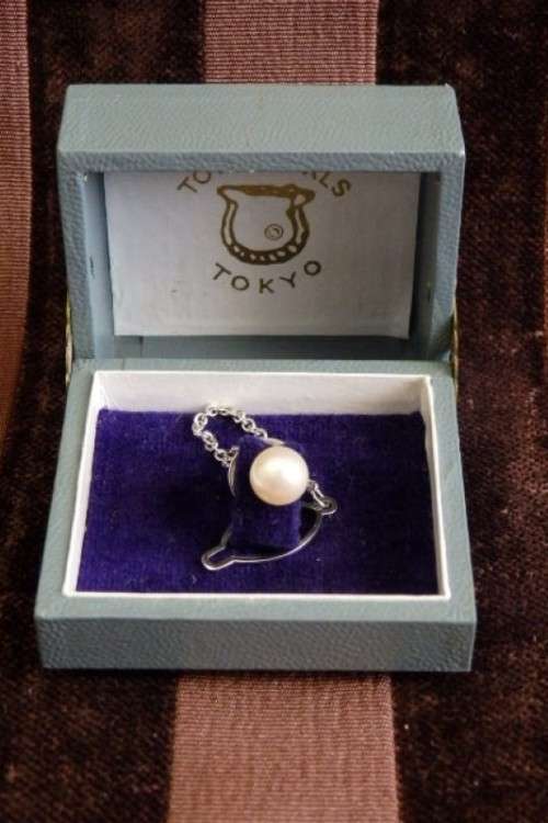 A stunning vintage genuine "Akoya" cultured white pearl gentleman's tie tack in its original box