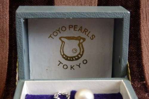 A stunning vintage genuine "Akoya" cultured white pearl gentleman's tie tack in its original box