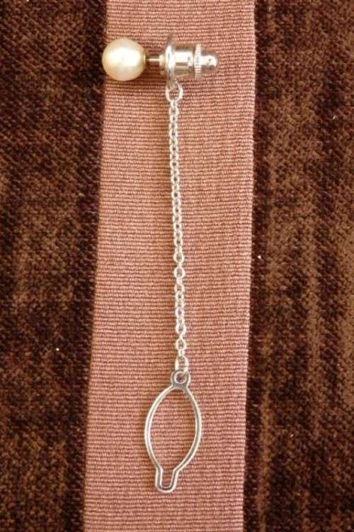 A stunning vintage genuine "Akoya" cultured white pearl gentleman's tie tack in its original box