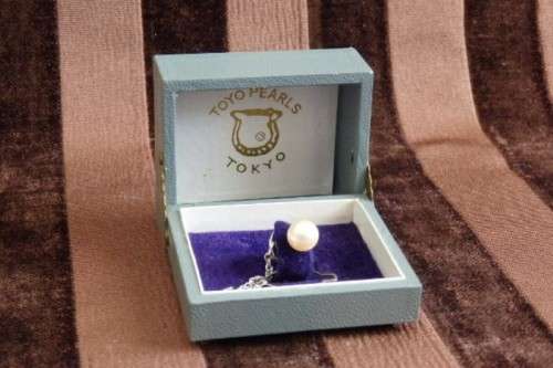 A stunning vintage genuine "Akoya" cultured white pearl gentleman's tie tack in its original box