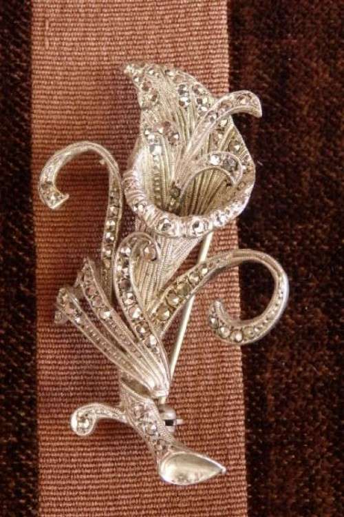 ***Bargain*** A wonderful vintage "Art Nouveau" ladies brooch with an array of Marcasite stones