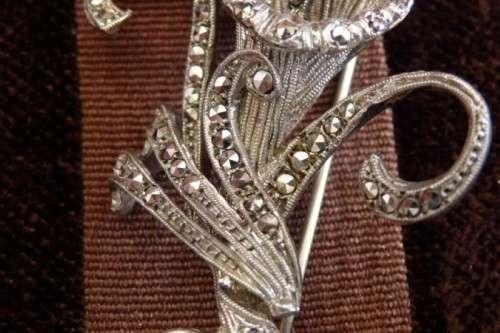 ***Bargain*** A wonderful vintage "Art Nouveau" ladies brooch with an array of Marcasite stones