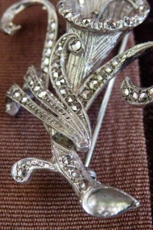 ***Bargain*** A wonderful vintage "Art Nouveau" ladies brooch with an array of Marcasite stones