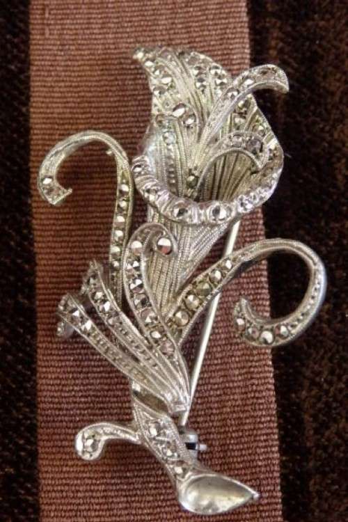 ***Bargain*** A wonderful vintage "Art Nouveau" ladies brooch with an array of Marcasite stones