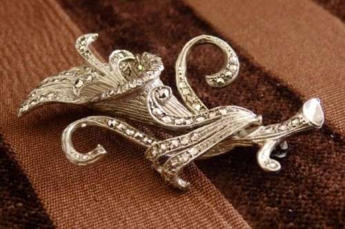 ***Bargain*** A wonderful vintage "Art Nouveau" ladies brooch with an array of Marcasite stones