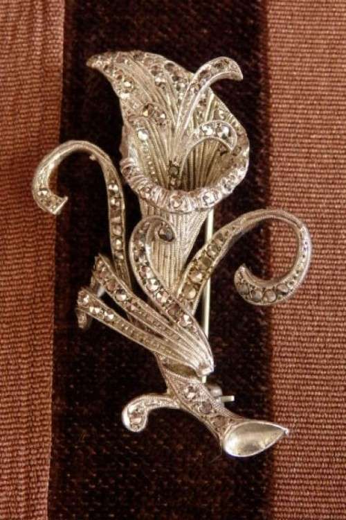 ***Bargain*** A wonderful vintage "Art Nouveau" ladies brooch with an array of Marcasite stones