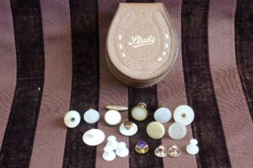 Beautiful job lot of assorted gents Art Deco collar & button studs in a horseshoe box - RS17Sale