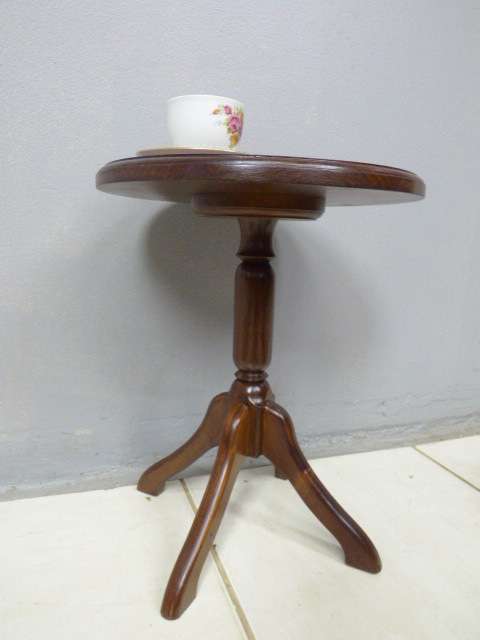 A gorgeous vintage Imbuia splayed foot display table! Lovely as a side/tea table!!!