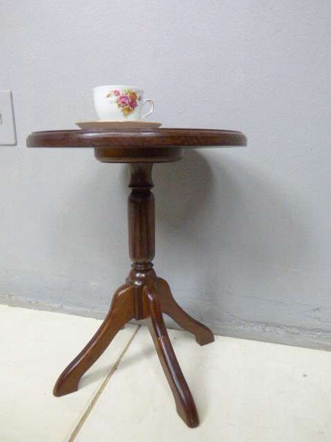 A gorgeous vintage Imbuia splayed foot display table! Lovely as a side/tea table!!!