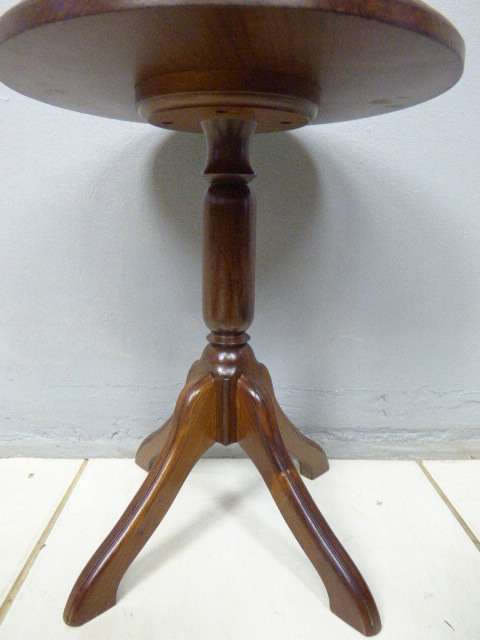 A gorgeous vintage Imbuia splayed foot display table! Lovely as a side/tea table!!!