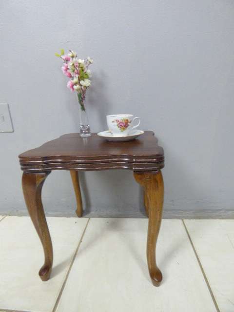 A fantastic and well made Queen Anne coffee /side / occasional table. Gorgeous in all rooms!!