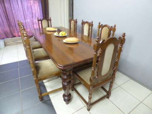 BARGAIN! Absolutely spectacular 8-seater King wood diningroom suite w/ luxurious upholstered chairs!