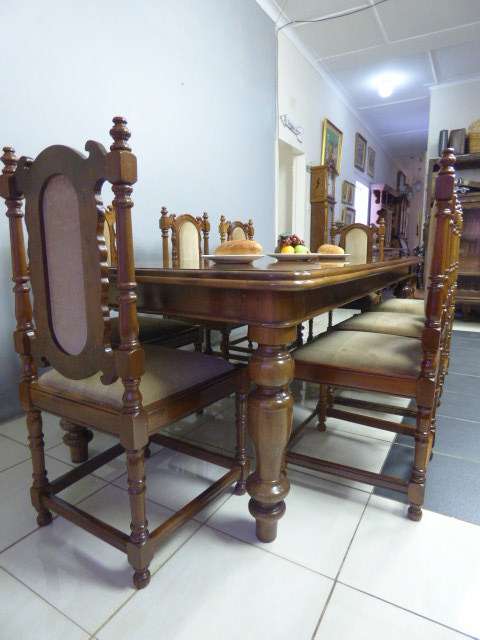 BARGAIN! Absolutely spectacular 8-seater King wood diningroom suite w/ luxurious upholstered chairs!