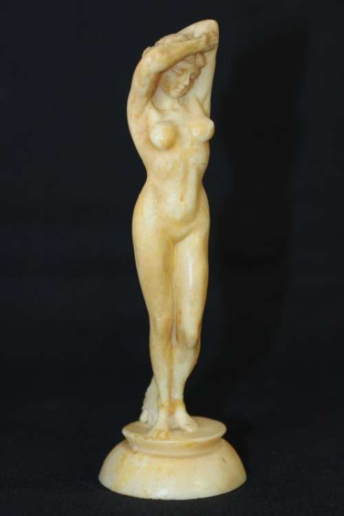 A beautiful and very elegant oxylite figurine of a lady - made in Italy